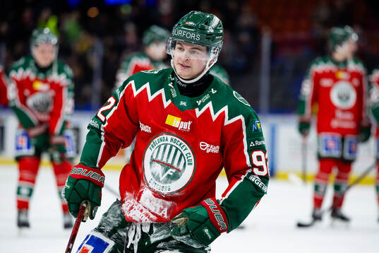 Frölundas Filip Cederqvist jublar framför klacken