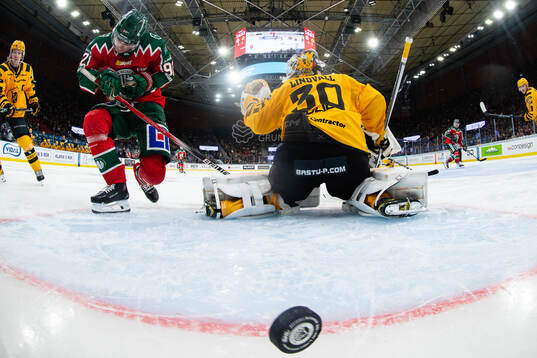 Frölundas Filip Cederqvist styr in 5-1 med ansiktet i mål