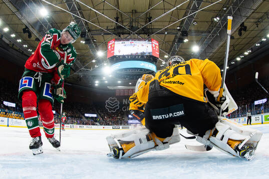 Frölundas Filip Cederqvist styr in 5-1 med ansiktet i mål