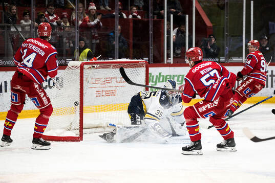 Timrås Anton Wedin gör 1-0 bakom  HV71s målvakt Olof