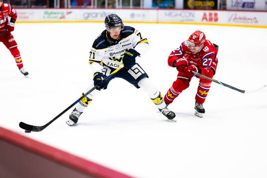 HV71s William Ignberg Nilsson och Timrås Oliver Johansson