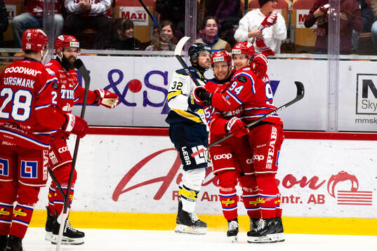 Timrås Anton Wedin och Sebastian Hartmann jublar