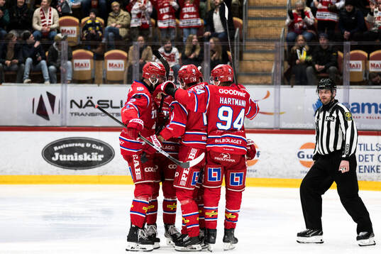 Timrås Sebastian Hartmann jublar med lagkamrater