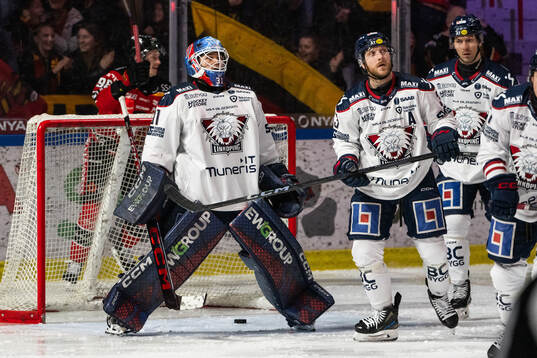Linköpings målvakt Jesper Myrenberg och lagkamrater deppar