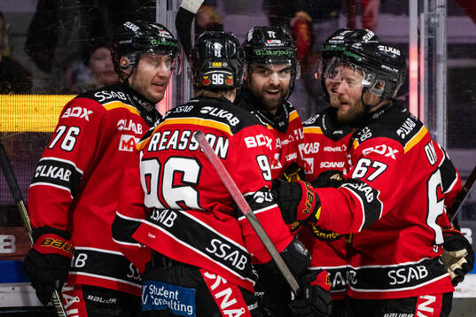 Luleås Frederic Allard jublar med lagkamrater
