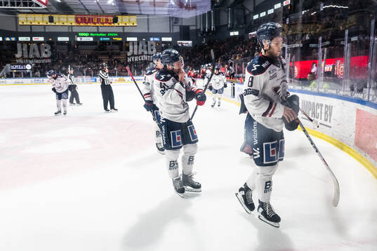 Linköpings Broc Little och Jonathan Myrenberg lämnar isen
