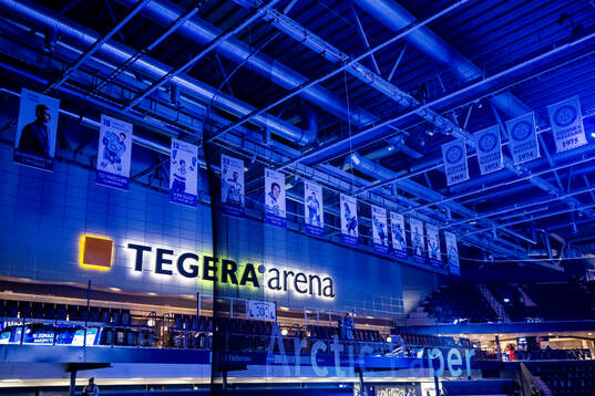 Flaggor hissade i taket på Tegera Arena