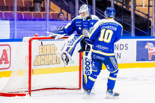 Leksands målvakt Marcus Gidlöf och Anton Johansson jubel