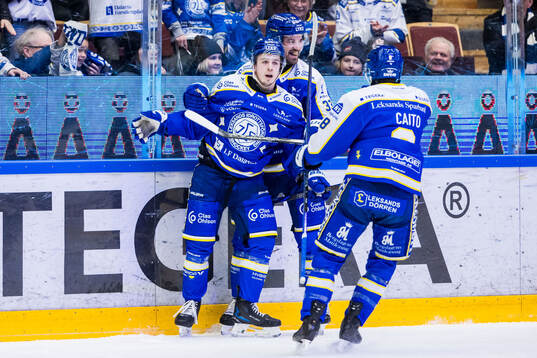 Leksands Leksands Arvid Eljas jublar med lagkamrater