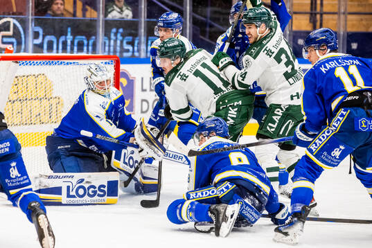 Leksands målvakt Marcus Gidlöf och Färjestads Joakim