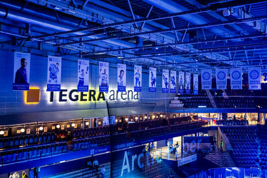 Flaggor hissade i taket på Tegera Arena