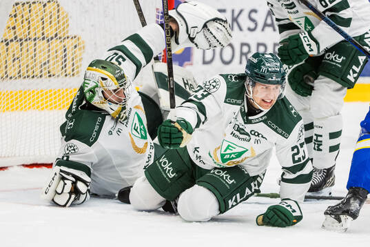 Färjestads målvakt Damian Clara och Oliver Eklind