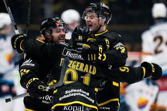 AIKs Gerry Fitzgerald jublar med Macoy Erkamps och Jesper