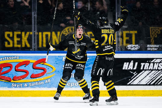 AIKs Oliver Tärnström och Rasmus Rudslätt jublar