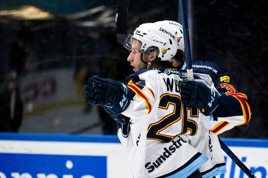 Djurgårdens Fredric Weigel och Victor Eklund jublar