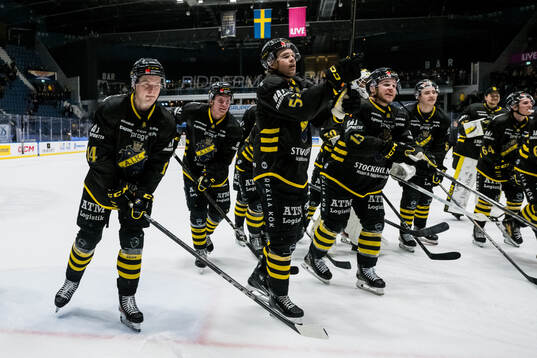 AIKs Jesper Emanuelsson jublar med lagkamrater