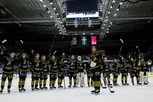 AIKs Oscar Nord jublar med lagkamrater