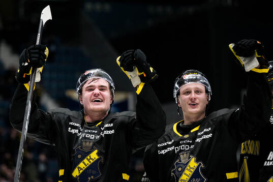AIKs Christoffer Björk och Oskar Magnusson jublar