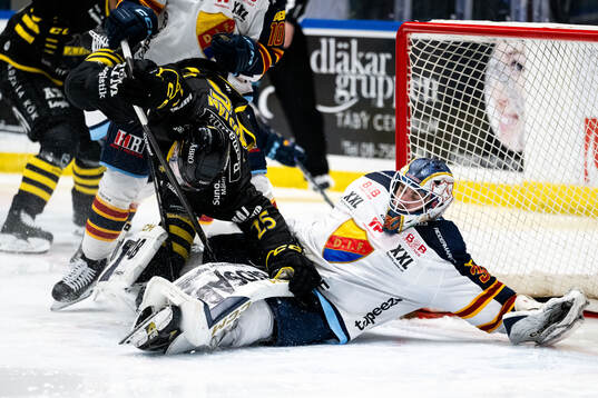 AIKs Theo Hårdstam och Djurgårdens målvakt Hugo Hävelid