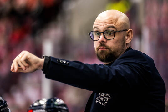 Karlskogas tränare Dennis Hall