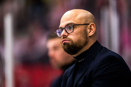 Karlskogas tränare Dennis Hall deppar