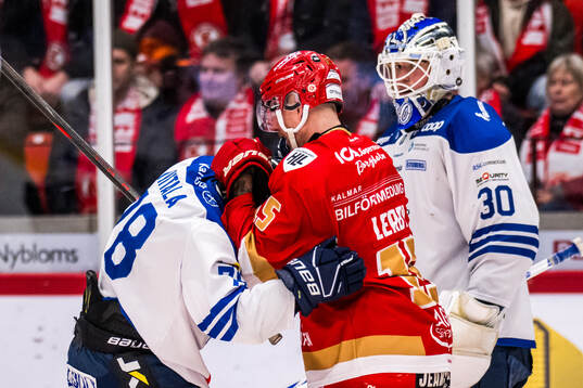 Karlskogas Leevi Viitala och Kalmars Carl-Johan Lerby jublar