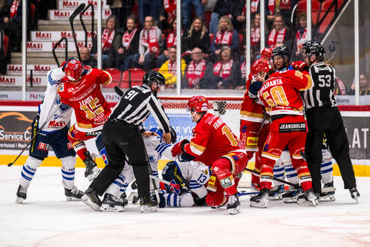 Bråk mellan Kalmars och Karlskogas spelare