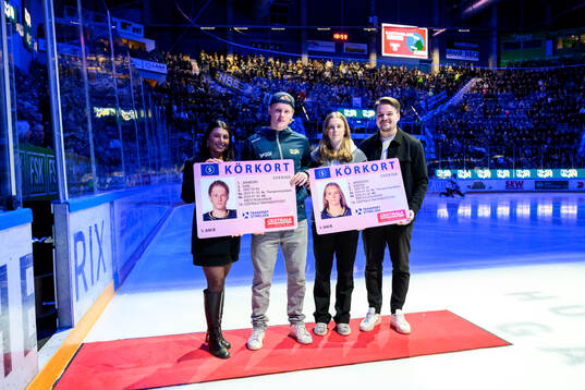 HV71s Karl Annborn  och Evelina Arvidsson tilldelas