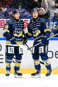 HV71s Wilhelm Hallquisth och Jonathan Ang jublar