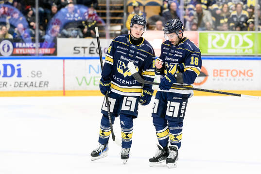 HV71s Oscar Fisker Molgaard och Joseph Laleggia deppar