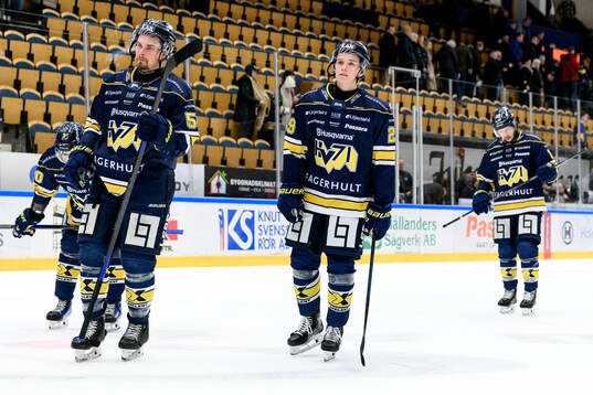 HV71s Mikael Seppälä och Wilhelm Hallquisth deppar