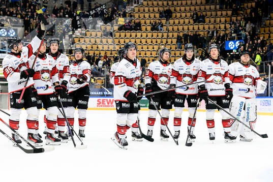 Malmö Redhawks Nikola Pasic jublar med lagkamraterna
