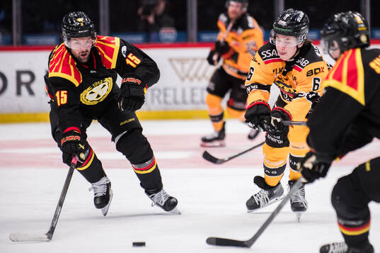Brynäs Simon Bertilsson och Luleås Isac Hedqvist