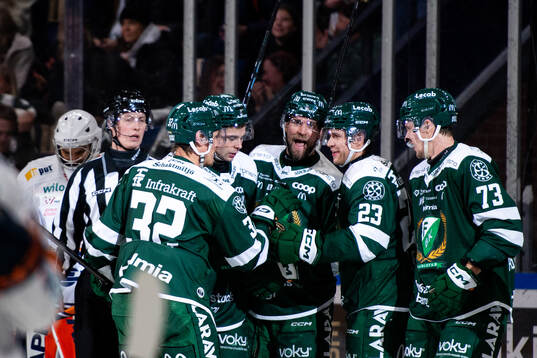Färjestads Henrik Björklund jublar med lagkamrater