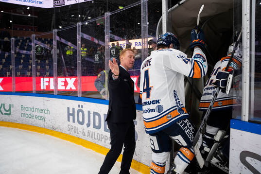 Växjös tränare Jörgen Jönsson jublar med Växjös
