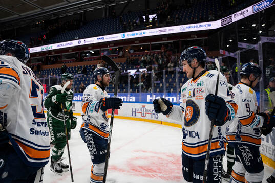 Växjös Manuel Ågren och Keegan Lowe jublar