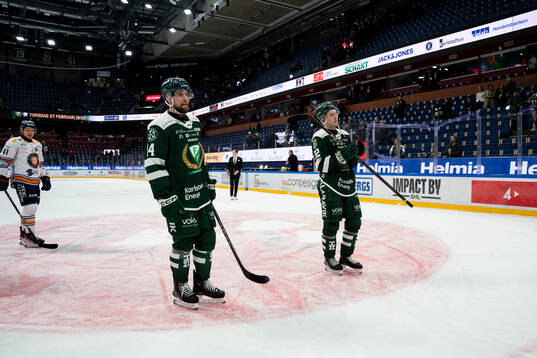 Färjestads Henrik Björklund och Stian Solberg deppar