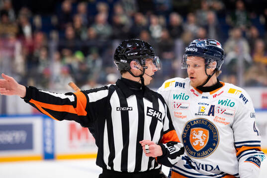 Domare Christoffer Holm och Växjös Ludvig Nilsson