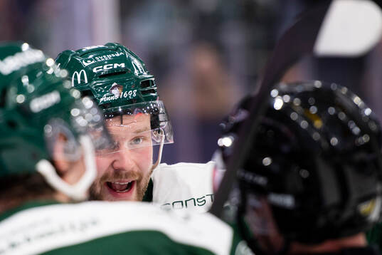 Färjestads Axel Bergkvist och domare Christoffer Holmunder