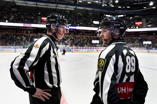 Domare Christoffer Holm och Gustav Jonsson