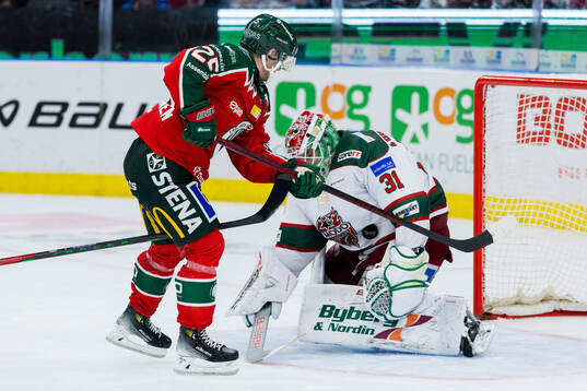 Frölundas Arttu Ruotsalainen och Modos målvakt Olle