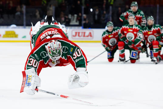 Frölundas målvakt Tobias Normann jublar och firar