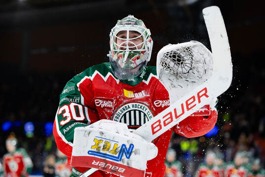 Frölundas målvakt Tobias Normann jublar och firar