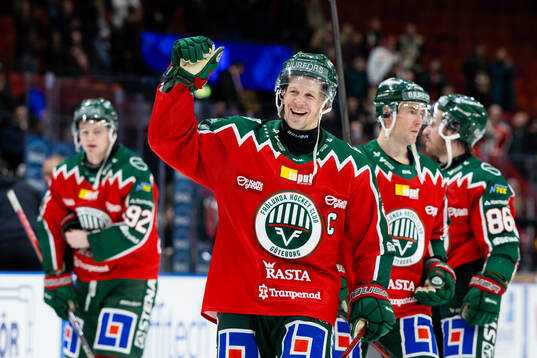 Frölundas Max Friberg jublar och firar framför klacken