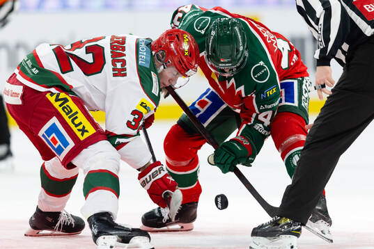 Modos Theodor Niederbach tekar mot Frölundas Jacob Peterson