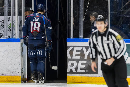 Linköpings Remi Elie lämnar isen