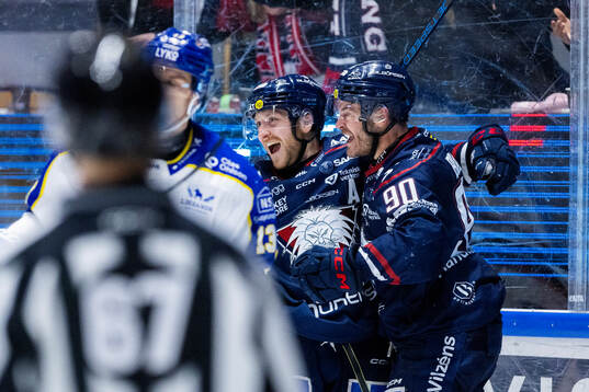 Linköpings Linus Hultström jublar med Lance Bouma