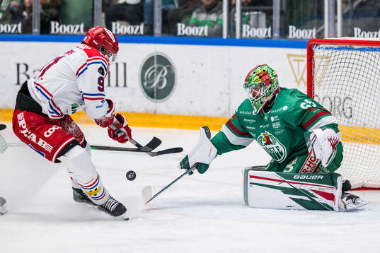 Timrås Magnus Pääjärvi och Rögles målvakt Christoffer