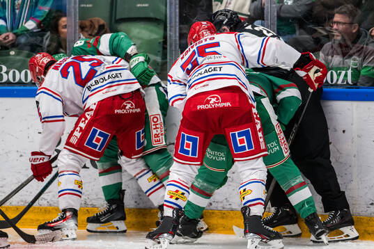 Domare Mikael Sjöqvist sparkar loss pucken
