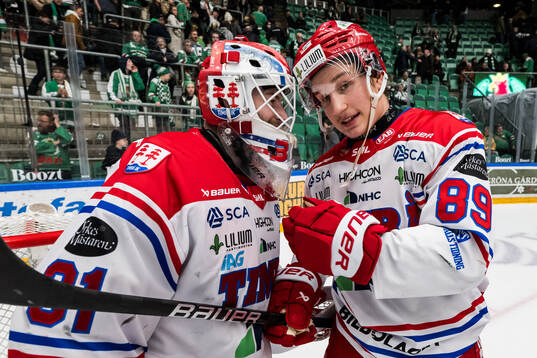 Timrås målvakt Tim Juel och Oliver Kapanen jublar